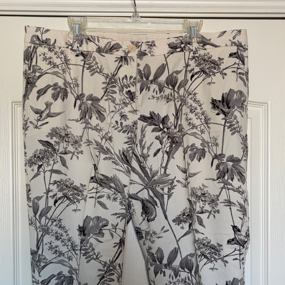 Talbots Black and White cream Floral weekender  Chinos bird sz 16